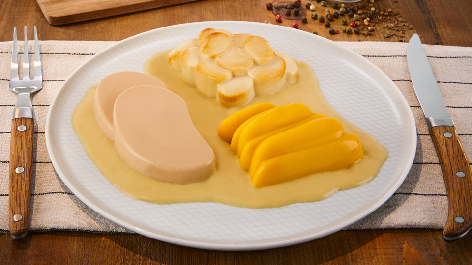 Pürierter und geformter Schweinebraten in Champignonsoße mit Kartoffeln und Karotten