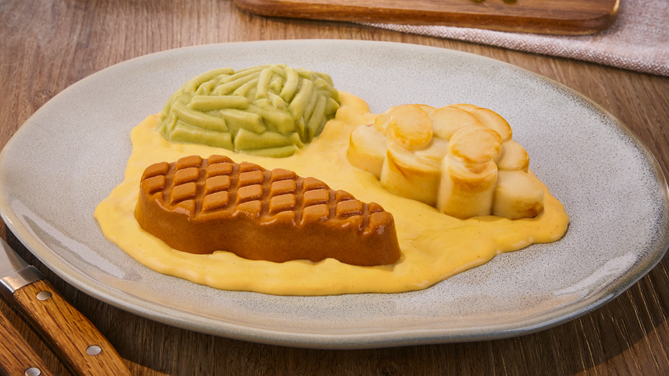 püriertes und wieder geformtes  Rinderhacksteak, Kartoffeln und Brokkoli in heller Soße