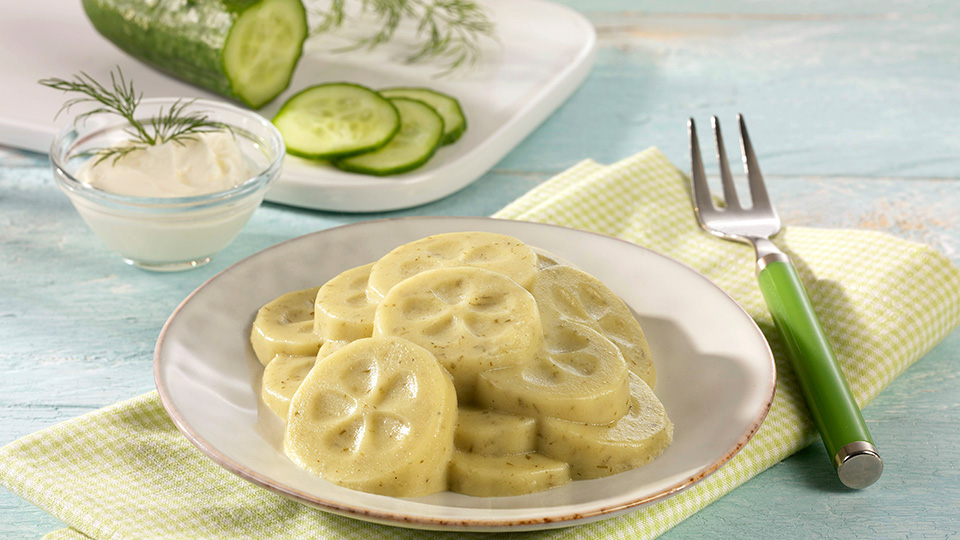Pürierter Gurkensalat geformt in Scheiben, serviert mit Soße