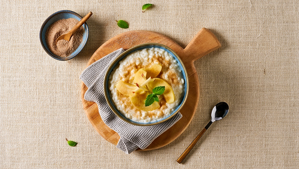 Milchreis mit geschälten Äpfeln als Topping