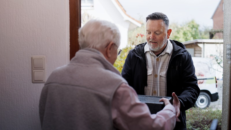 Eine Frau nimmt eine Isobox entgegen