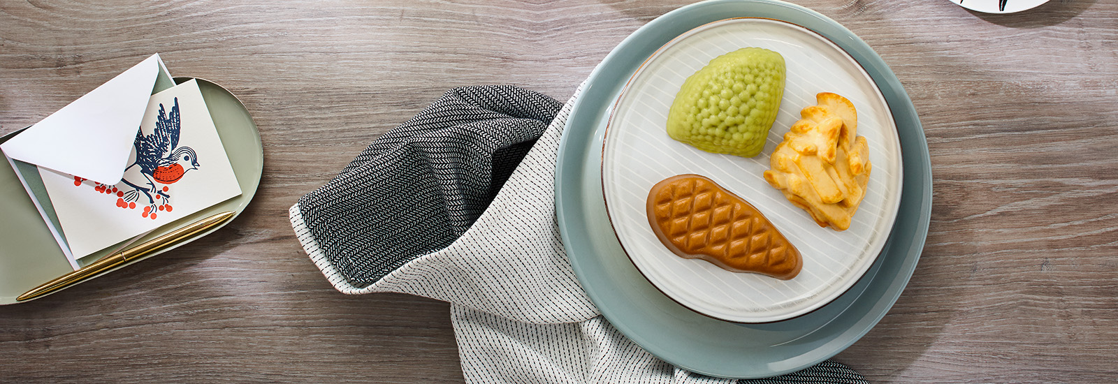 Püriertes Gericht von winvitales mit Fleisch, grünem Gemüse und Kartoffelgratin, geformt und angerichtet auf einem Teller