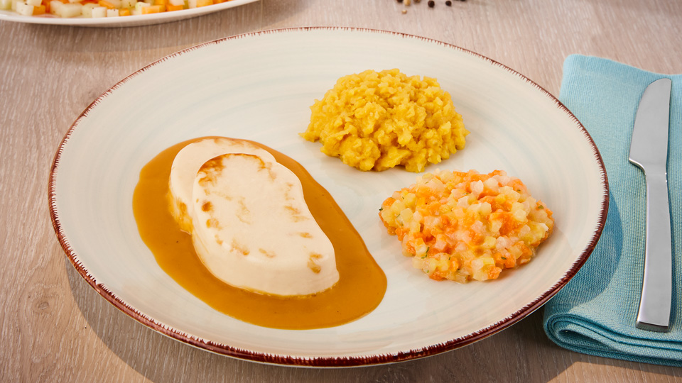 Pürierter und geformter Geflügelbraten in Bratensoße mit zwei Gemüsebeilagen 