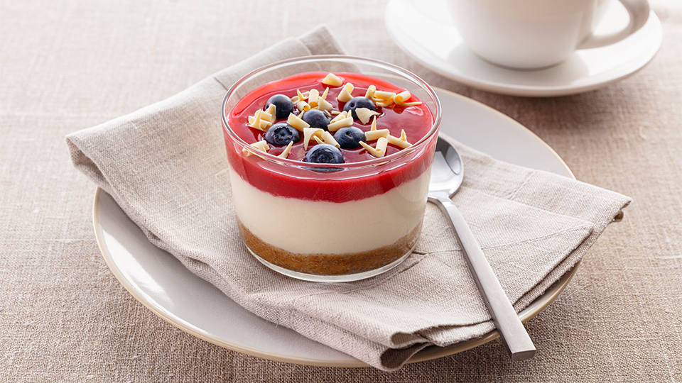 Milchcreme mit einem Waldbeertopping