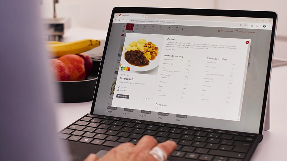 Sicht auf einen Laptop, welcher die Speisenkarte offen hat