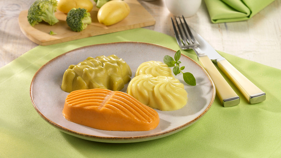 Pürierter Lachs mit Brokkoli und Kartoffeln, geformt und angerichtet