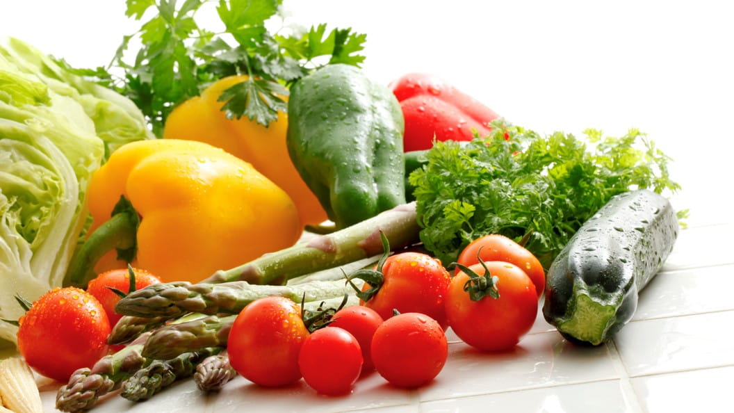 Frisches Gemüse wie Paprika, Tomaten, Spargel, Salat, Petersilie und Zucchini