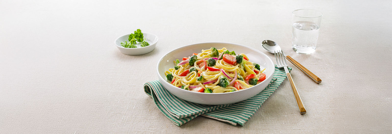 Spaghetti in einer Brokkoli-Käse-Soße