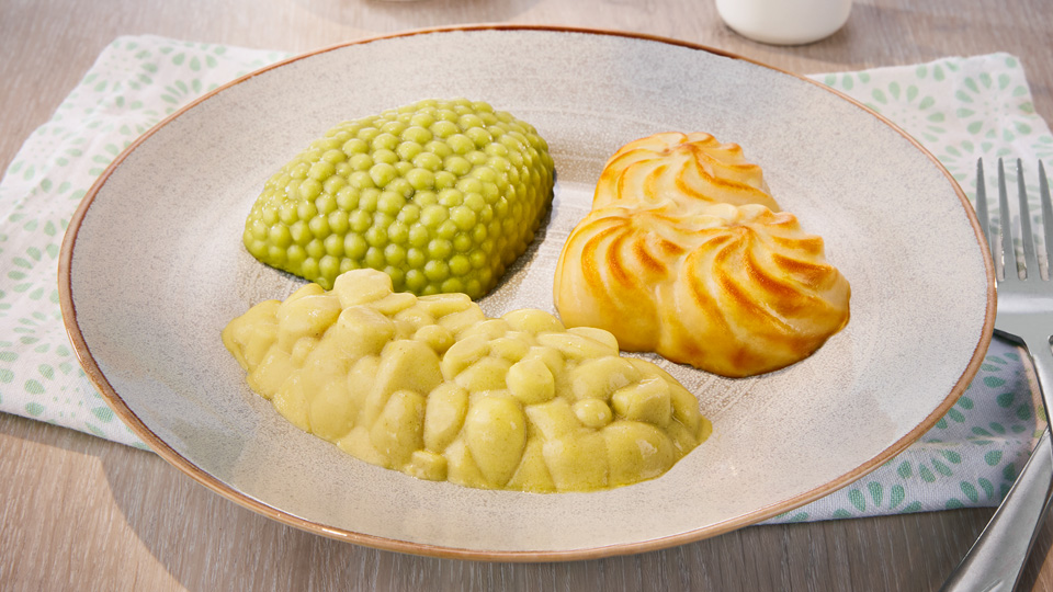 Püriertes Menü auf einem Teller mit geformtem Gemüse, Kartoffeln und Fleisch